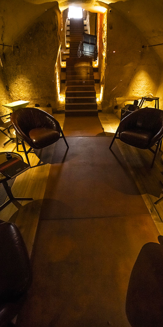 Ambiente elegante e riservato nella cigar room incastonata nella roccia antica dei Sassi di Matera – Radino Wine Bistrot