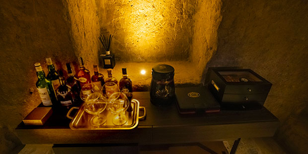 Ambiente elegante e riservato nella cigar room incastonata nella roccia antica dei Sassi di Matera – Radino Wine Bistrot
