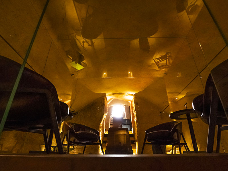 Ambiente elegante e riservato nella cigar room incastonata nella roccia antica dei Sassi di Matera – Radino Wine Bistrot