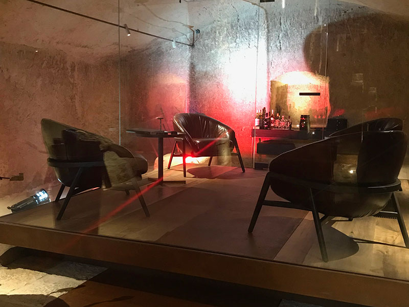 Ambiente elegante e riservato nella cigar room incastonata nella roccia antica dei Sassi di Matera – Radino Wine Bistrot