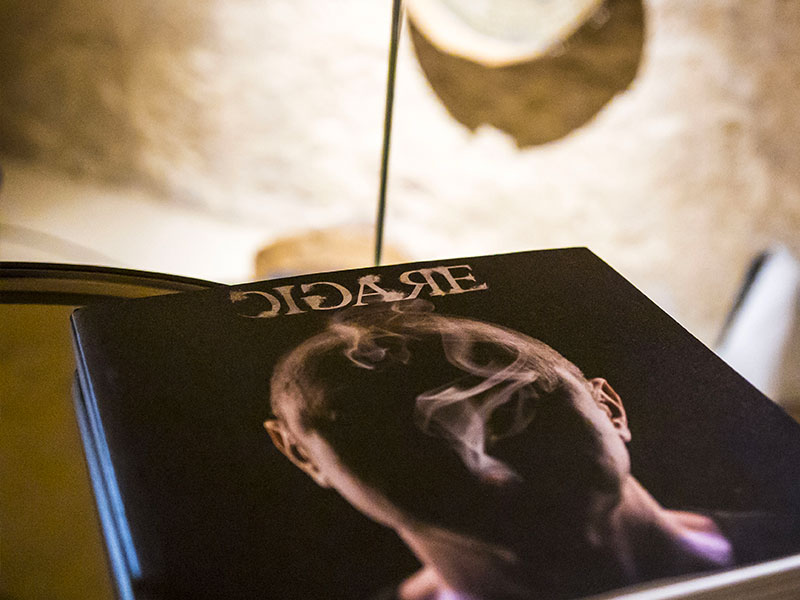 Ambiente elegante e riservato nella cigar room incastonata nella roccia antica dei Sassi di Matera – Radino Wine Bistrot