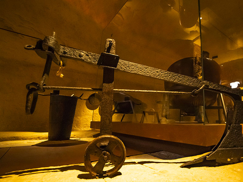 Ambiente elegante e riservato nella cigar room incastonata nella roccia antica dei Sassi di Matera – Radino Wine Bistrot
